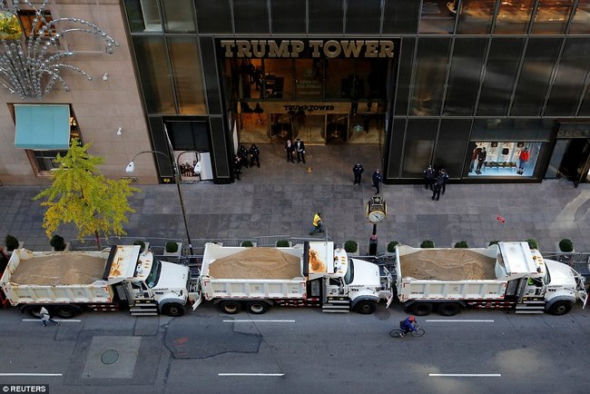 Nơi ở của Trump bỗng dày đặc mật vụ, xe tải bảo vệ - 2