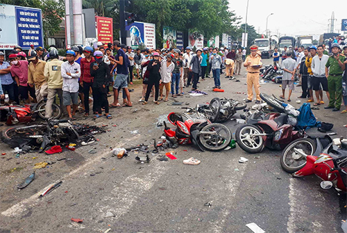 Hiện trường vụ tai nạn tài xế xe container đâm 21 xe máy làm 4 người tử vong.