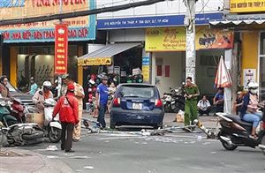 Ôtô tông nhiều xe máy ở Sài Gòn